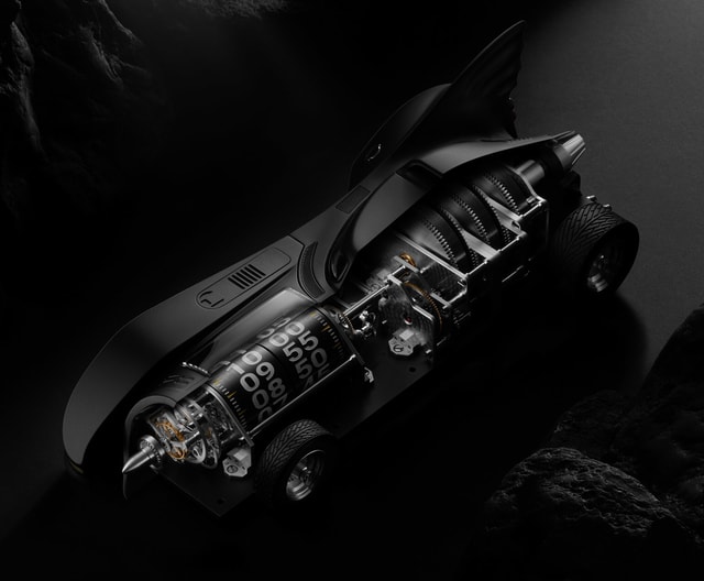 Jam meja ini benar-benar eksklusif banget nih! limited edition cuma ada 100 buah saja, ditambah dengan harganya luar biasa, lo bakal beli ga bro?